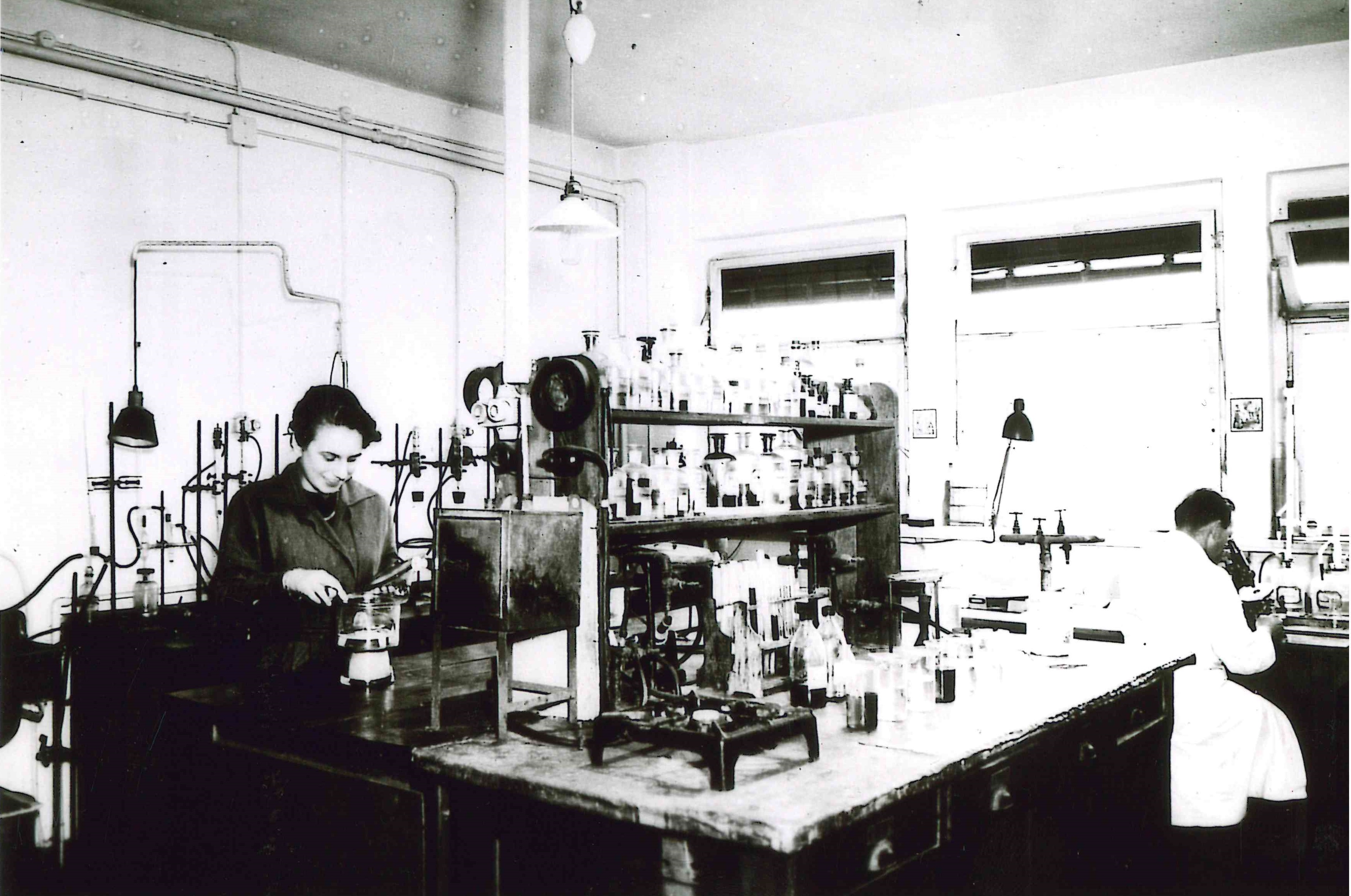 Ein Mann und eine Frau arbeiten im Labor  