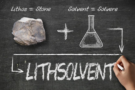 Hand mit Kreide schreibt Gleichung: Lithos und Solvent ergeben Lithsolvent 